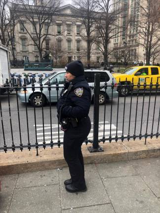 An NYPD stands guard on the chilly first day of the no vendors allowed rule on Jan 3. Photo: Keith J. Kelly