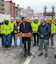 Mayor Mandami and DOT Commissioner Mike Flynn at Williamsburg Bridge, Dec. 9, 2025.