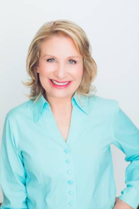 New Yorker Deborah Mallow is a Positive Energy Expert—Mindset Success Strategist, and Author of the award-winning book “6 Steps To Fewer Days That Suck,” who shares her transformational guidance via articles, TV, podcasts, radio, and more.