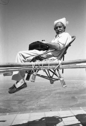 Barbara Radice. "Sottsass in India," 1988. Courtesy of Barbara Radice
