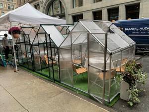 By October 2020, six months after the outbreak of COVID, restaurants took creative steps to insure safe and healthy dining for their patrons. Here, in the Flatiron District one uses a Manhattan take on an igloo, transparent but enclosed. Photo: Ralph Spielman