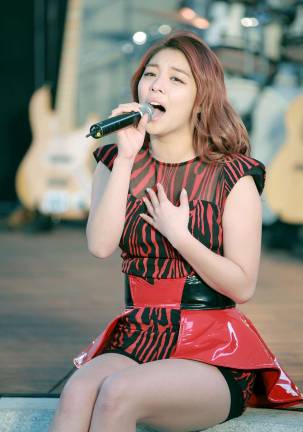 Ailee performing in 2013. Photo: Wasabi Contents, via Wikimedia Commons