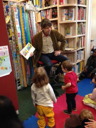 Storyteller Andy Laties shales tales with children at Bank Street Bookstore