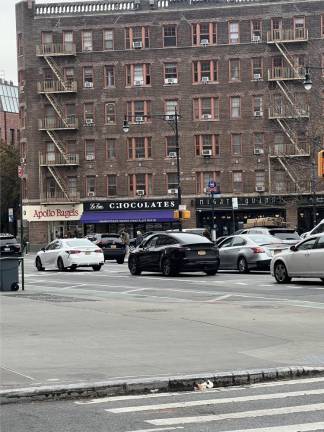 Apollo Bagels is situated next to Li-Li Chocolates and Quinn’s Mighty Barbecue on W. 11th St., which are allegedly being blocked by its long outdoor lines.