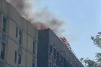 Parts of the UES were enveloped in thick black smoke the morning of Aug. 15 as firefighters worked to extinguish a rooftop blaze at 305 E. 95th St.