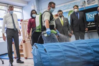 Mayor Bill de Blasio, Chancellor Richard Carranza and labor leaders observe cleaning practices with at P.S. 59 on Sept. 2. Photo: Ed Reed/Mayoral Photography Office