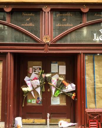 Like so many people, I was stunned and saddened by the death of Anthony Bourdain on June 8. And, if only to assuage my own mourning, I felt I had to do something to honor his life that day. So I took off on my lunch break and brought a bottle of Chianti to Brasserie Les Halles on Park Avenue and 29th Street. Now shuttered but still unreplaced, the restaurant was where Bourdain used to be chef. It was also where, back in the late 1990s, my father and I would often enjoy Sunday brunch of pied de cochon with mustard, one of the many delights of Bourdain’s menu and one of our favorite things in the city. The flowers were just beginning to appear. Photo and text by Howard Chua-Eoan