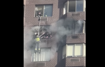 Firefighters use a daring rope roof rescue to save two people from a 20th floor high rise on East 67th St. on November 5, 2022, after a four-alarm fire started by a lithium ion battery blocked rescuers from reaching trapped civilains from inside. Photo: FDNY.