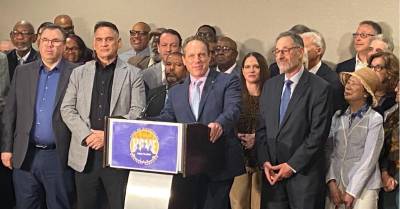 <b>Manny Pastreich (at mic) and Howard Rothschild (right of mic) surrounded by 32BJ Bargaining Committee the Realty Advisory Board members at New York Hilton Midtown. With only days before the old contract expired on April 20 and a strike loomed, a new contract was reached. </b>