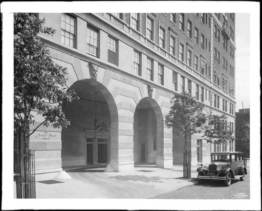 On the East River: The porte-cochère at 1 Sutton Place South, July 7, 1927. Photo: Wurts Bros. Museum of the City of New York, Wurts Bros. Collection. Gift of Richard Wurts