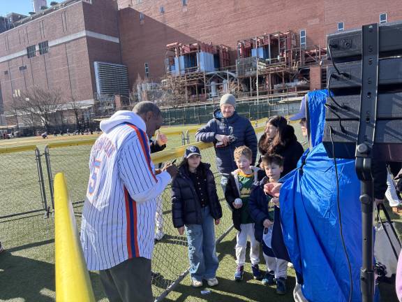 Both Doc Gooden(left) and Endy Chavez graciously stuck around to sign baseballs for a new generation of young fans.