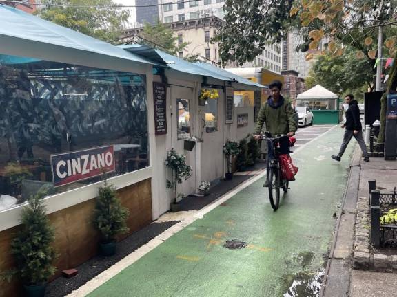 Dining sheds and bike lane on Ninth Ave. in Hell’s Kitchen. Photo: <a rel=nofollow noopener noreferrer href=https://www.cueupny.com/ target=_blank>cueupny.com</a>