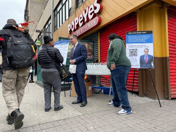 Manhattan Borough President Mark Levine giving out COVID go-bags on Thursday, April 7, 2022. Photo courtesy of Office of Mark Levine