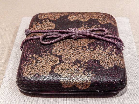 Basketry Box from the Edo period, made of lacquered bamboo and decorated with sprinkled gold powder (maki-e). Photo: Adel Gorgy