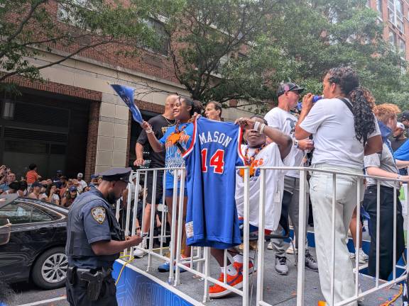Knicks parade guest Tracy Morgan holding up a No. 14 Anthony Mason jersey.