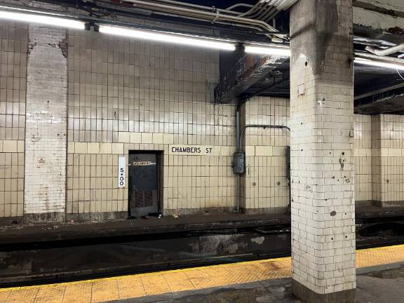 Behind this wall, erected in 1962 on the westbound end of the Chambers Street J/Z station, resides the far busier City Hall/Brooklyn Bridge station of the 4/5/6 lines. Daily ridership at both stations which have joint entrances, was 112,000 riders on April 3 but Lexington Avenue lines handle the vast majority of the ridership.