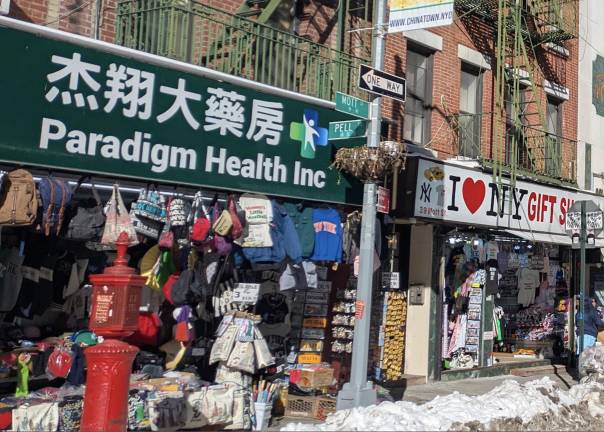 Bilingual Pell and Mott Street signs in Chinatown.