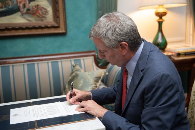 Mayor Bill de Blasio declares a heat emergency on Thursday, July 18 and signs executive order directing large office buildings to conserve energy. Photo: Michael Appleton/Mayoral Photography Office