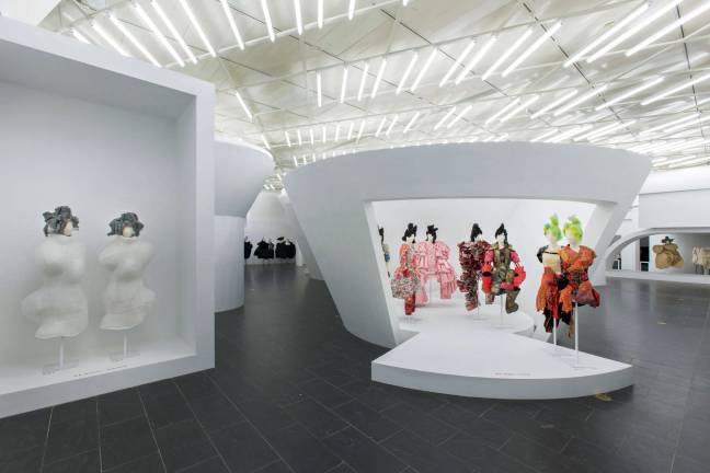 Gallery View, (from left) Bound/Unbound, Order/Chaos. © The Metropolitan Museum of Art