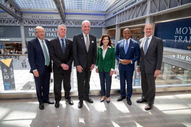 Mayor Eric Adams joins Governor Kathy Hochul to announce the opening of the design RFP for the redevelopment of Penn Station. At Moynihan Train Hall, June 09, 2022. Photo: Ed Reed/Mayoral Photography Office.