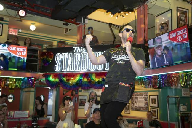 A Starduster performing “New York, New York.” During the COVID-19 pandemic, Ellen’s Stardust Diner struggled to survive the hardships of quarantine and limited tourism. The vibrant diner has since gotten back on its feet.