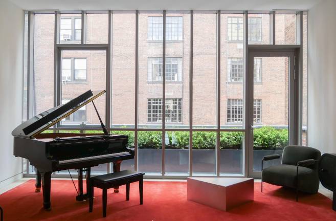 Héloïse Pieaud makes the setting for her school of music as home like as possible. This piano overlooks a terrace.