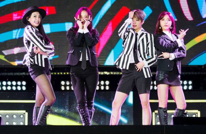 Amber Liu (second from right) performing with f(x) at the Jeju K-pop Festival in Jeju, South Korea in 2015. Photo: PTT, via Wikimedia Commons