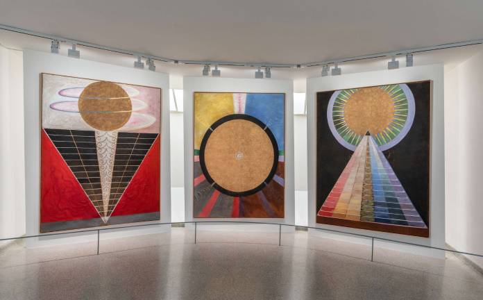 The trio “Altarpieces” (1915), the last leg of “The Paintings for the Temple” (1906-15) Photo: David Heald. © 2018 The Solomon R. Guggenheim Foundation.