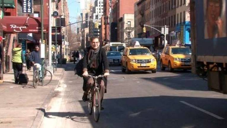 Famed gossip columnist Michael Musto riding down Lexington Avenue in the East 20s. Photo: Streetfilms “Il Ciclista Dolce: Michael Musto” screen shot