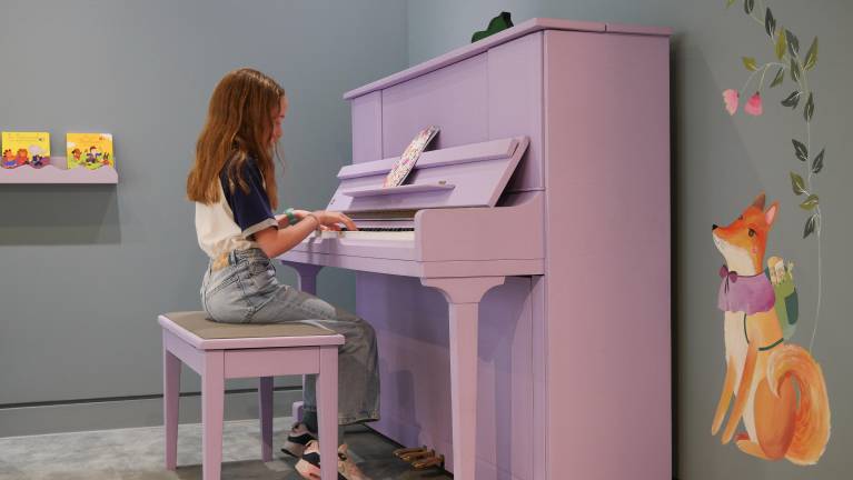 Teenage girl practices on a violet colored piano. Music should be fun, insists school founder Héloïse Pieaud .