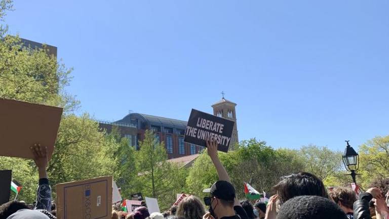 Students and faculty members walked out of their classes at 1 pm on April 23 and gathered in Washington Square Park expressing anger with NYU President Linda Mills for calling the cops to break up the pro-Palestine protest a day earlier.